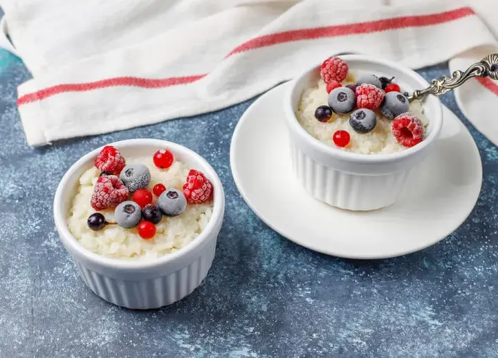 Co to jest pudding? Poznaj różnice i smaki tego deseru