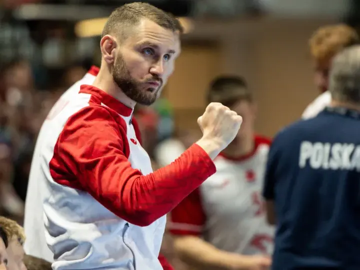 Michał Daszek, z zaciętą miną i zaciśniętą pięścią, kibicuje swojej drużynie.