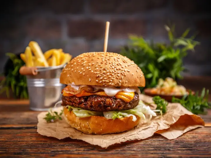 Co w burgerze? Pełny przewodnik po składnikach i smakach!