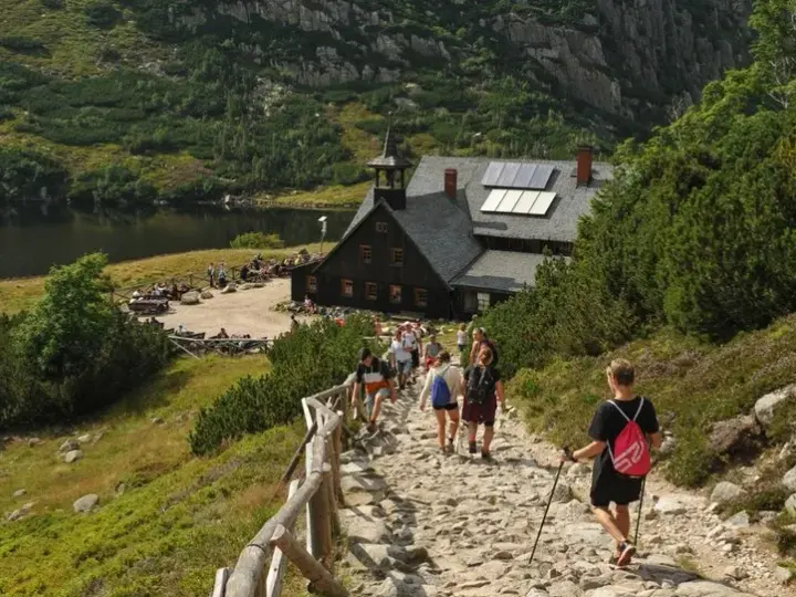 Ile kosztuje nocleg w schronisku? Ceny, zniżki i porady na sezon