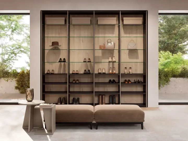 Armario moderno con estantes de cristal y madera, exhibiendo zapatos, bolsos y sombreros. Ideal para un cambio de armario organizado y elegante.