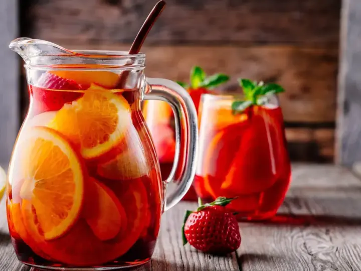 En karaff fylld med fruktig sangria, perfekt för en sommardag. Här är ett enkelt sangria recept.
