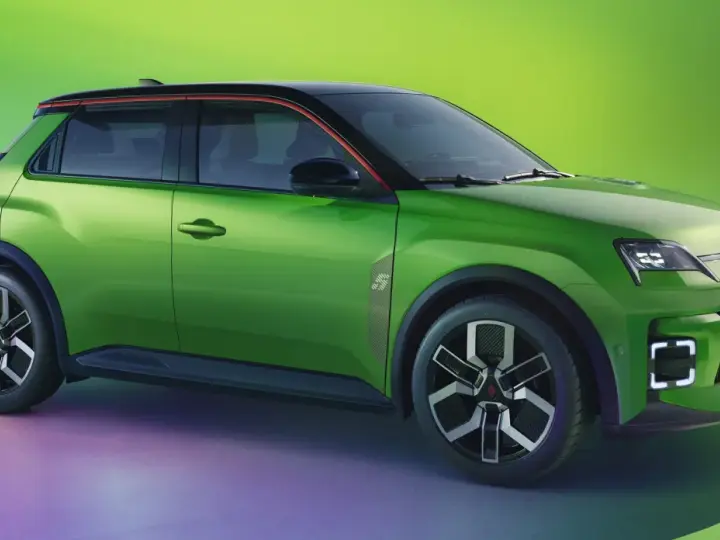 Zielony samochód elektryczny Renault 5 z czarnym dachem i czerwonymi akcentami.