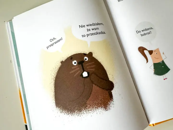 Ilustracja z książki: bóbr przeprasza, że przeszkadza w przytulaniu w nocy. Dziewczynka mówi "Do widzenia, bobrze!!".