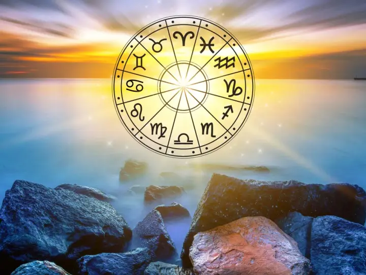 Koło zodiaku nad spokojnym morzem o zachodzie słońca. 1222 znaczenie symboli astrologicznych.