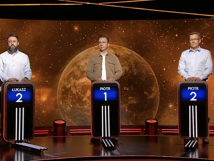 Trzech mężczyzn, Łukasz i dwaj Piotrowie, stoi przy swoich podium. Jeden z dziesięciu, kiedy finał.