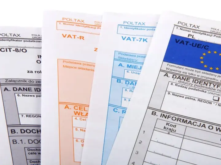 Formularze podatkowe, w tym CIT-8/O, VAT-R, VAT-7K i VAT-UE/C, z widocznymi polami na numer identyfikacyjny podatnika (NIP) i numer VAT.