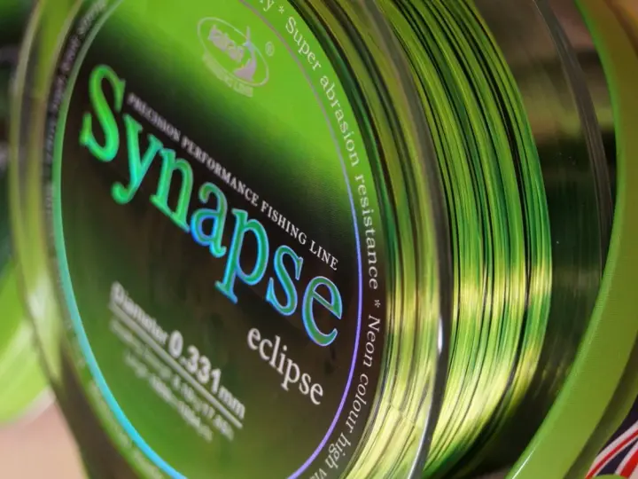Jaka żyłka karpiowa do dalekich rzutów? Zielona żyłka Synapse Eclipse, 0.331mm, z napisem "Super abrasion resistance", idealna na długie dystanse.