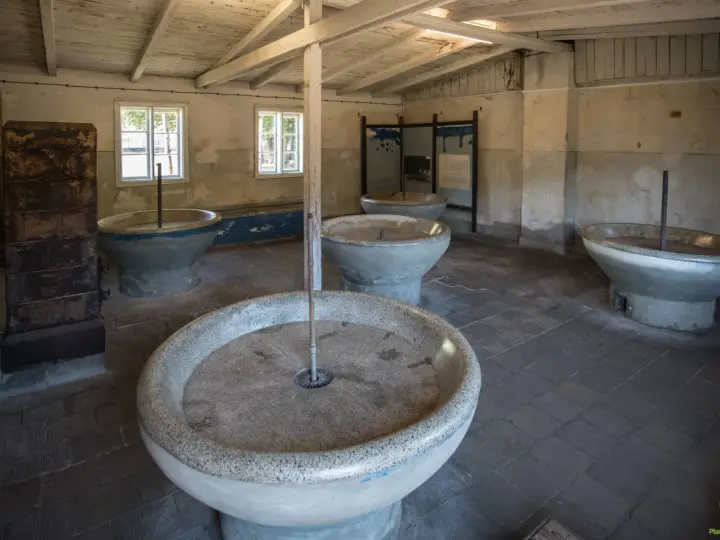 Wnętrze muzeum Stutthof z kamiennymi kadziami, które służyły do prania.