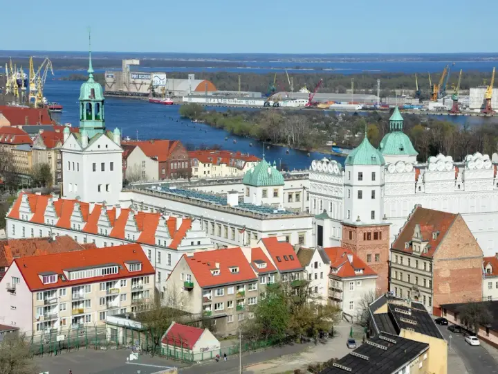 Widok na port i zamek w Szczecinie. Czy Szczecin jest nad morzem? Tak, port morski w Szczecinie jest połączony z Bałtykiem przez Zalew Szczeciński i rzekę Odrę.