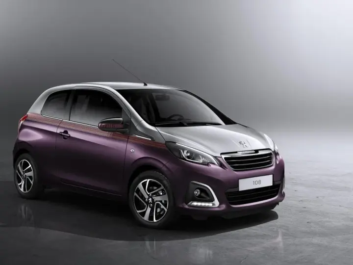 Fioletowo-srebrny Peugeot 108 z ozdobnymi pasami na karoserii.