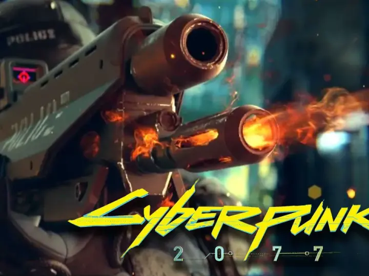 Un oficial de policía de **Cyberpunk 2077** dispara un arma futurista con llamas saliendo del cañón.
