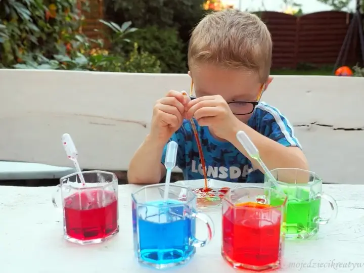 Eksperymenty z wodą dla dzieci: 10+ pomysłów na naukę i zabawę!