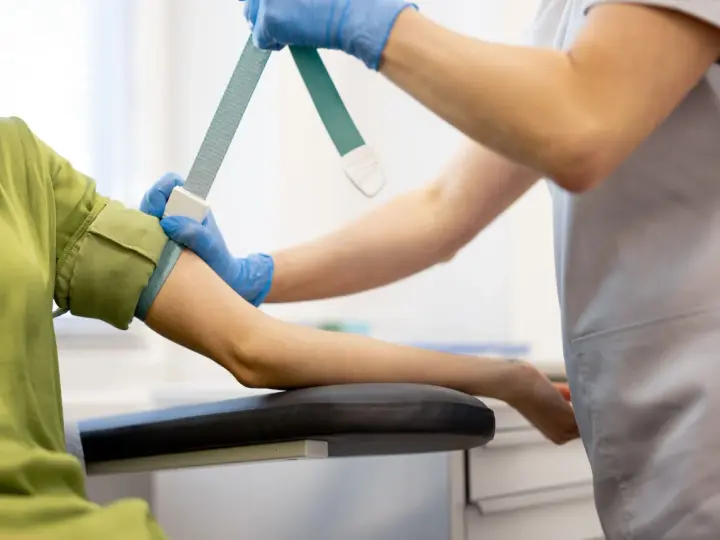 Koszt badania witaminy B12: NFZ, objawy i jak się przygotować?