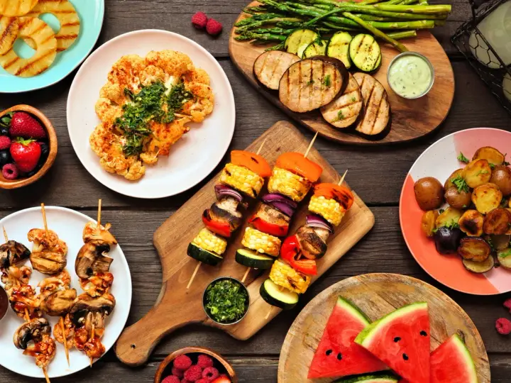 Kolorowe szaszłyki, grillowane warzywa i owoce – idealne fit przepisy na grilla.