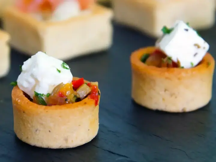 Mini tartaletki z warzywami i serem feta, idealne jako amuse bouche.