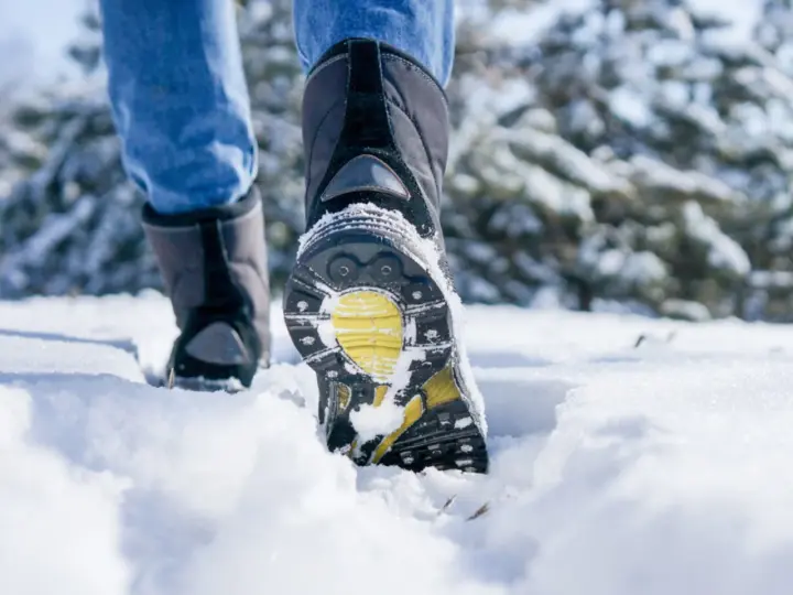 Botas de agua sirven para la nieve, perfectas para caminar por el blanco paisaje invernal.