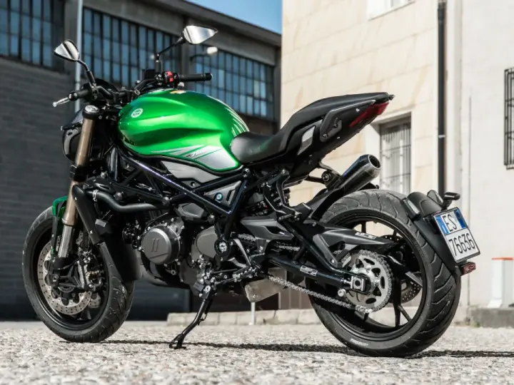 Benelli 752S verde brillante, vista posteriore. Nonostante la sua bellezza, alcuni utenti segnalano benelli 752s problemi.