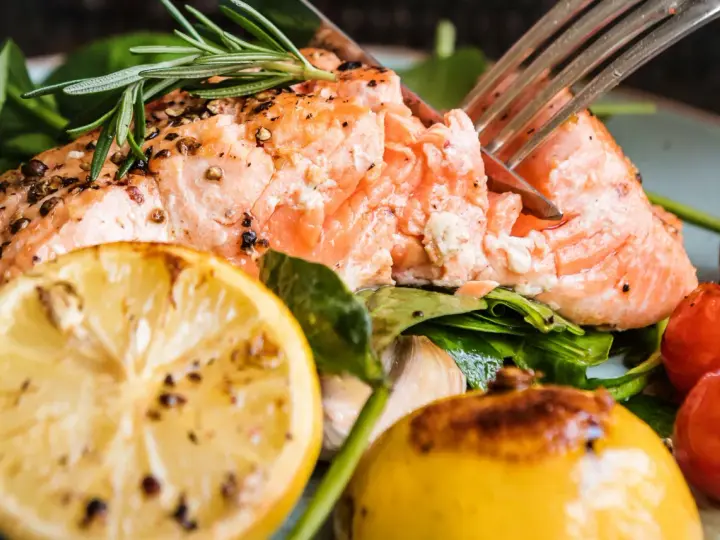 En saftig laxfilé med citron, tomater och rosmarin. Ett perfekt lax recept för en härlig middag.