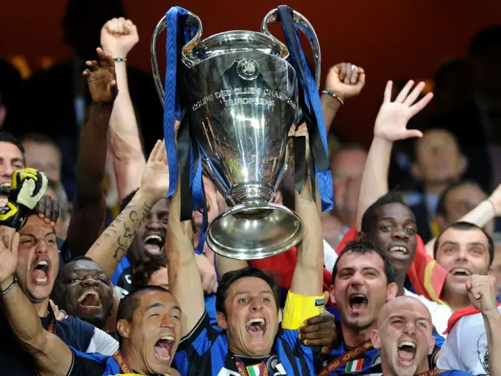 Jugadores del Inter celebran levantando la Champions League. ¡Cuántas Champions tiene el Inter!