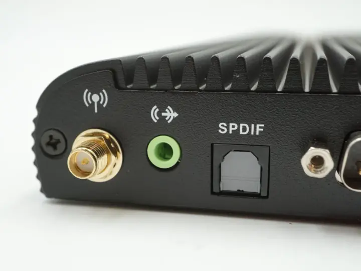 Widok z tyłu urządzenia z portami: wejście spdif, zielone gniazdo audio, złącze antenowe i inne.