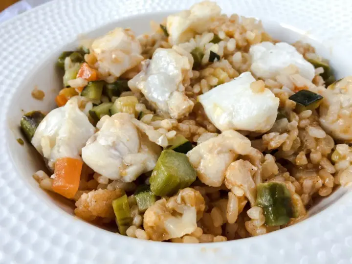 Delicioso arroz con rape y verduras, un plato reconfortante y lleno de sabor.