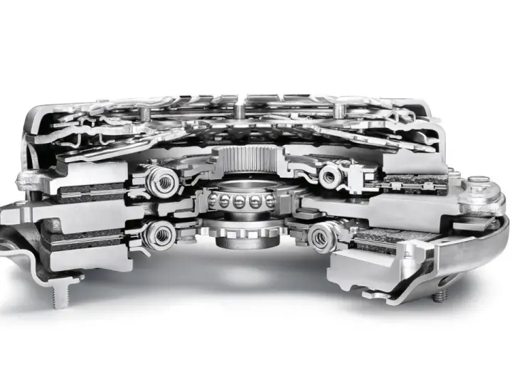 Przekrój skrzyni biegów DSG z widocznymi elementami mechanicznymi i sprzęgłami.