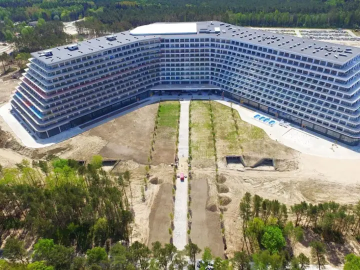 Ogromny hotel Gołębiewski w Pobierowie, z tarasami i basenem. Ile pokoi ma hotel Gołębiewski w Pobierowie? Tego nie widać, ale jest ich mnóstwo!
