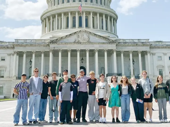Jugendreise USA: Eine Gruppe Jugendlicher steht vor dem Kapitol in Washington D.C. und genießt die Reise.