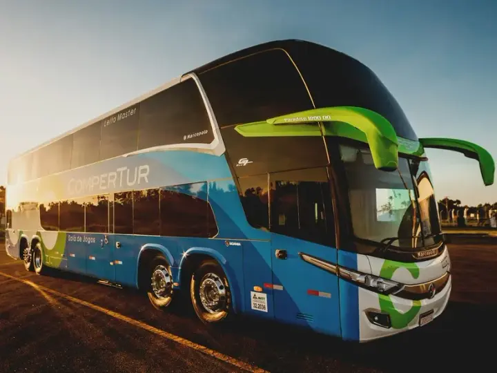 Ile pali autokar na 100 km? Sprawdź realne spalanie i koszty