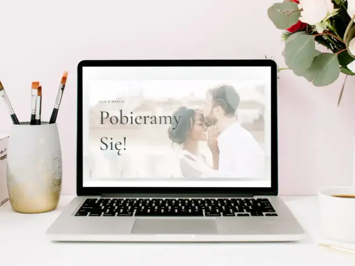 Laptop z interaktywną stroną www "Pobieramy się!" pokazuje przyczyny rezygnacji z drukowanych zaproszeń.