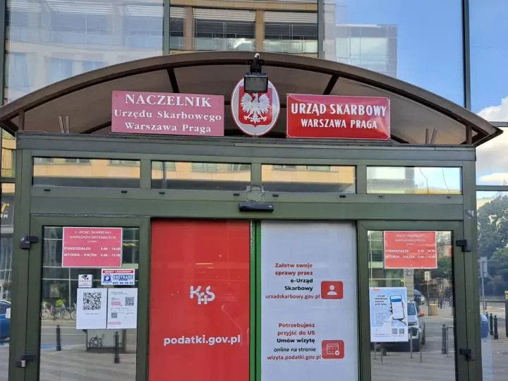 Urzędy Skarbowe w Warszawie Pradze i Śródmieściu. Choć nie widać, ile zarabia naczelnik urzędu skarbowego, to godziny otwarcia są jasne.