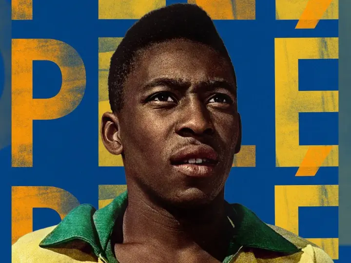 Portret młodego Pelé na tle wielkich, żółtych liter. Ile złotych piłek ma Pelé? Tyle, ile zdobył tytułów mistrza świata!