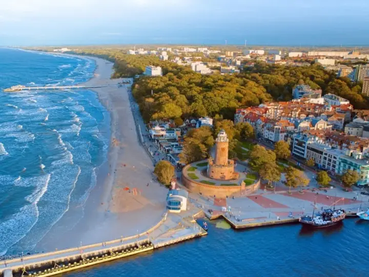 Idealne miejsce, gdzie nad morze. Widok na plażę, molo, latarnię i nadmorskie miasteczko.