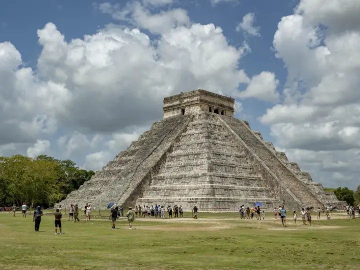 Wspaniała piramida Kukulkana w Chichen Itza, cel wielu podróży. Ta wycieczka do Meksyku to niezapomniane wrażenia!