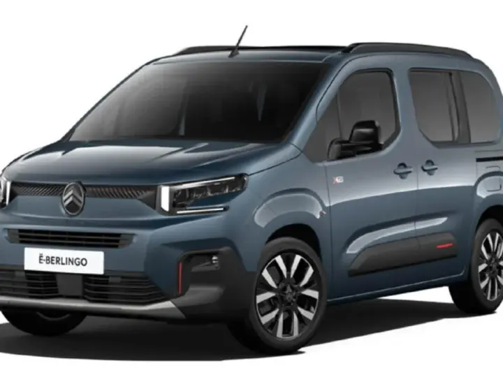 Niebieski E-Berlingo z nowoczesnym przodem i czarnymi felgami. Idealny do rodzinnych podróży.