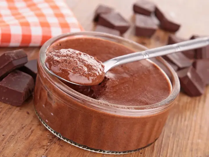 Une cuillère de mousse au chocolat onctueuse, prête à être dégustée. Parfait pour une recette facile.