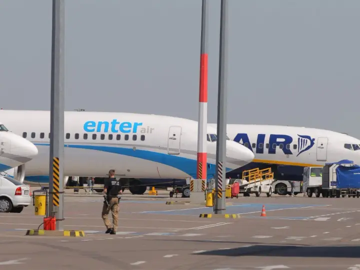 Samolot Enter Air na lotnisku. Zastanawiasz się, ile zarabia stewardessa Enter Air?