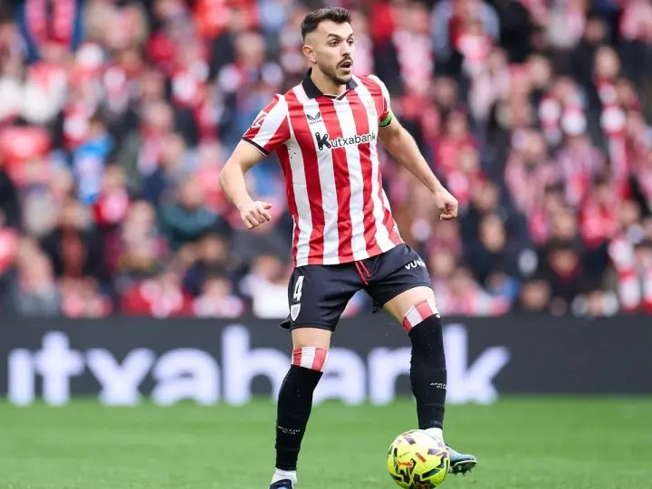 Aitor Paredes, jugador del Athletic Club, controla el balón en un partido.