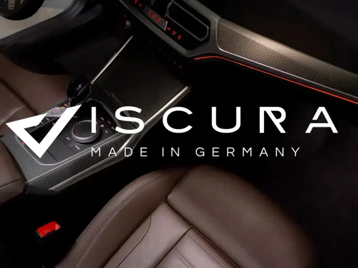 Hochwertige braune Ledersitze im Auto, bereit für die professionelle leder aufbereiten. Das Interieur zeigt dezent beleuchtete Akzente.