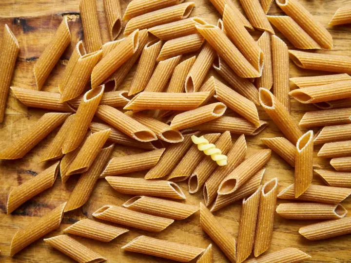 Makaron pełnoziarnisty penne i jeden skręcony makaron. Wybór między makaronem soba a pełnoziarnistym.