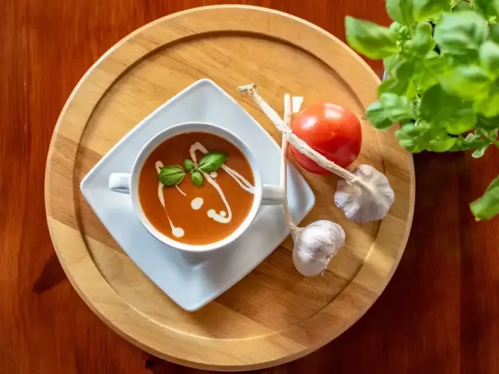 Zupa pomidorowa z bazylią, czosnkiem i pomidorem. Idealne jakie przyprawy do zupy pomidorowej? Czosnek i bazylia to podstawa!