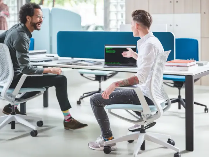 Ergonomiczne stanowisko pracy – jak dobrać fotele i biurka, żeby biuro naprawdę służyło pracownikom?