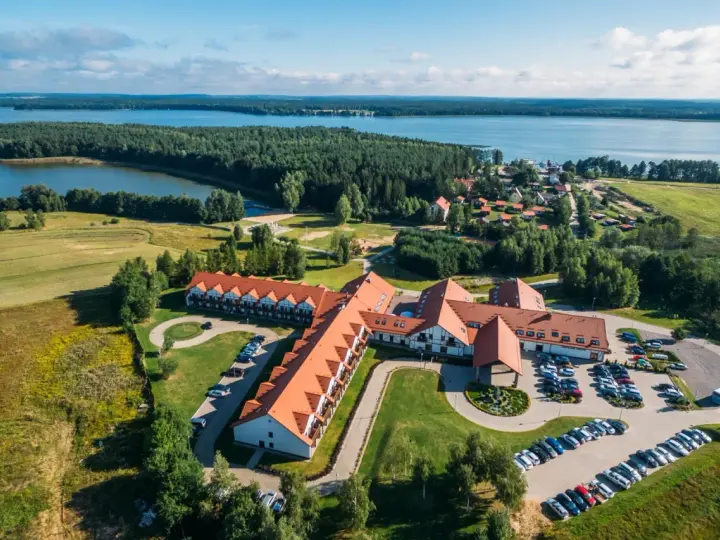 Hotel na Mazurach z widokiem na jezioro – jak wybrać miejsce na wypoczynek dla par i rodzin