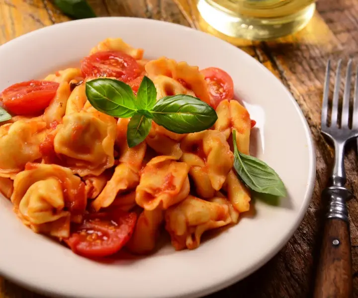 Idealne dodatki do tortellini z pomidorami i mozzarellą, które zaskoczą