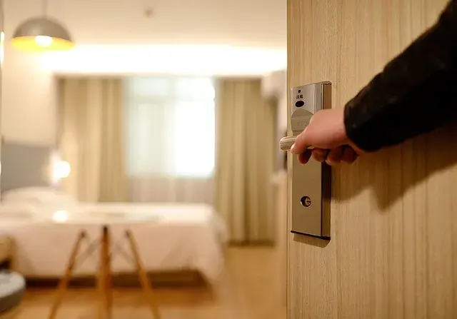 Nieumyślna szkoda w hotelu: Co musisz wiedzieć o konsekwencjach