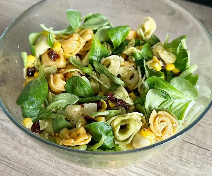 Jakie tortellini do sałatki wybrać, by zaskoczyć smakiem?