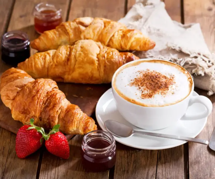 Kawa z mlekiem po francusku: jak przygotować idealne café au lait