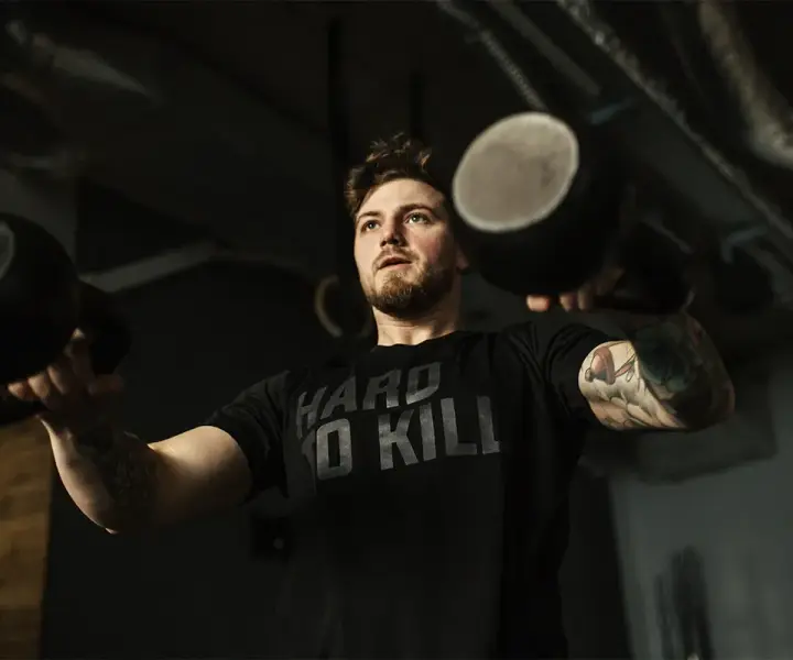 Jak połączyć crossfit z siłownią i uniknąć przetrenowania?