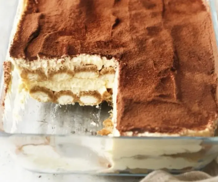 Tiramisu ile w lodówce - jak długo przechować, by nie zepsuło się?